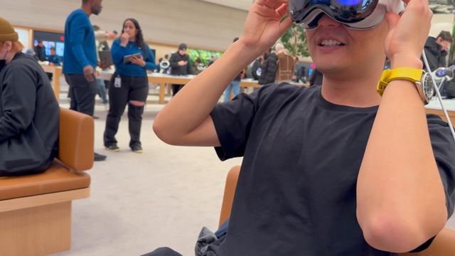 Apple Vision Pro Vlog - Preorder, Picking Up, First Impressions смотреть онлайн
