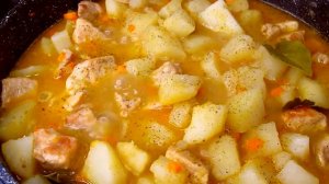 Мягкая картошечка и нежнейшее мясо в густой и ароматной подливе.