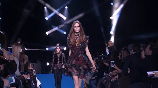Assista ao desfile de inverno 2017 de Elie Saab смотреть онлайн