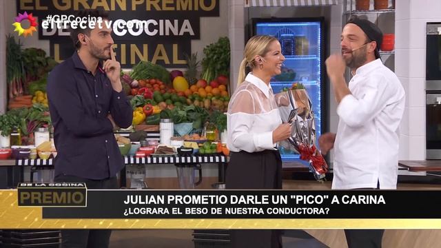 Julián prometió darle un pico a Carina Zampini ¿Logrará el beso de nuestra conductora? смотреть онлайн