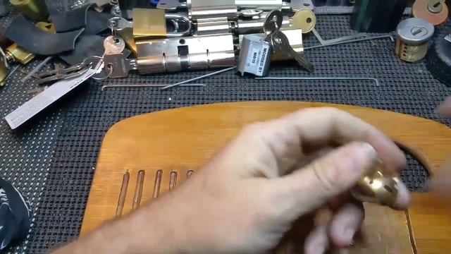 (204) Yale (5-pin) "Standard" Rim Cylinder spp'd & gutted (from Steensy) смотреть онлайн