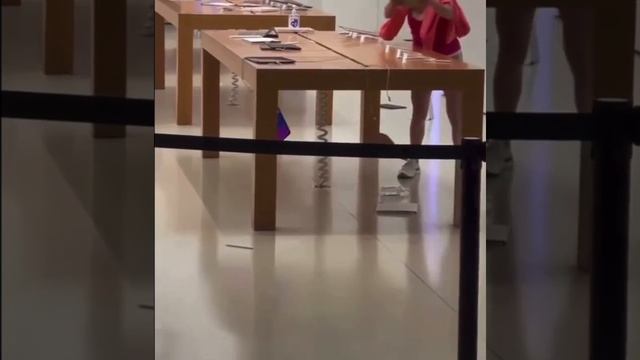 LOOK WHAT HAPPEN AT APPLE STORE IN HONGKONG смотреть онлайн