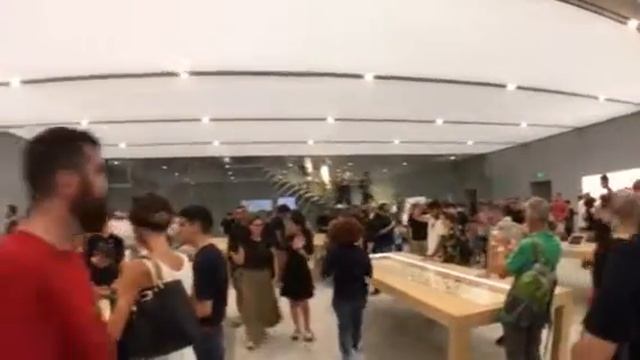 Inaugurazione Apple Store di Milano смотреть онлайн
