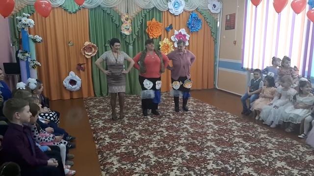 Танец-игра "Топотушки" исполняют бабушки-веселушки смотреть онлайн