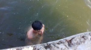 ВЛОГ:СВЯЗАЛИ РУКИ И НОГИ,ПРЫГАЕМ В ВОДУ!