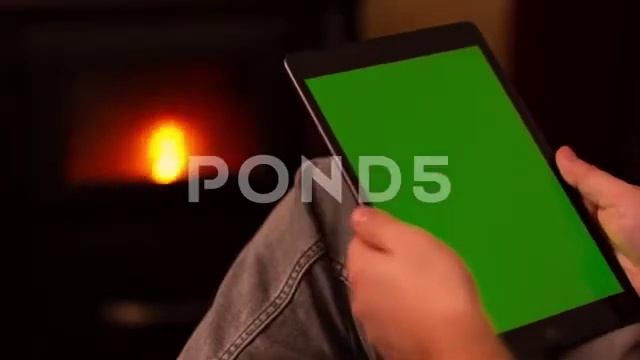 Man Reading From Ipad By Fire-Tablet With Green Screen ITEM ID: 143966228 смотреть онлайн