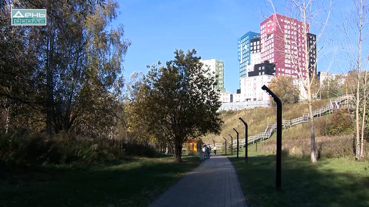 Удобные лестницы, пандусы, лавочки и новое освещение появилось в Лопатинском овраге смотреть онлайн