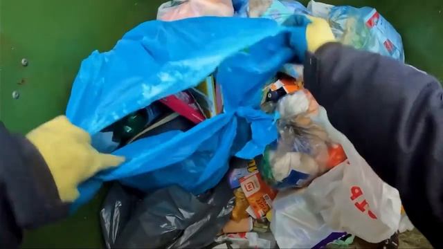 Как я зарабатываю лазая по мусоркам Питера ? смотреть онлайн