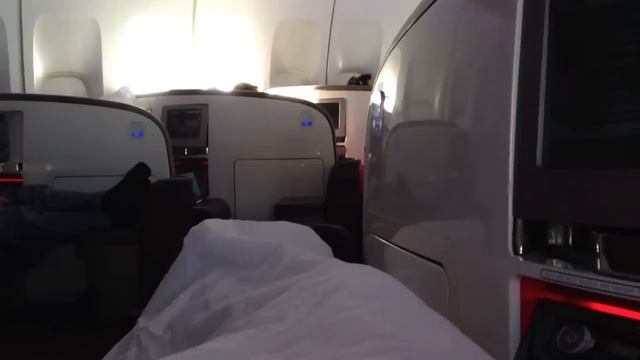 Virgin Atlantic Upper Class Cabin seat 18K,Front nose 747-400, flat bed mode of the seat. VS7 смотреть онлайн