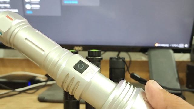 white laser, strong zoomable flashlight смотреть онлайн