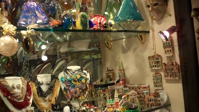 Venice 2 089 Jenny window shops amazing colorful display of glass items.HHT1011 смотреть онлайн