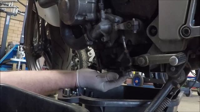 Honda CBR250R MC19 Part 3 - Oil And Filter Change