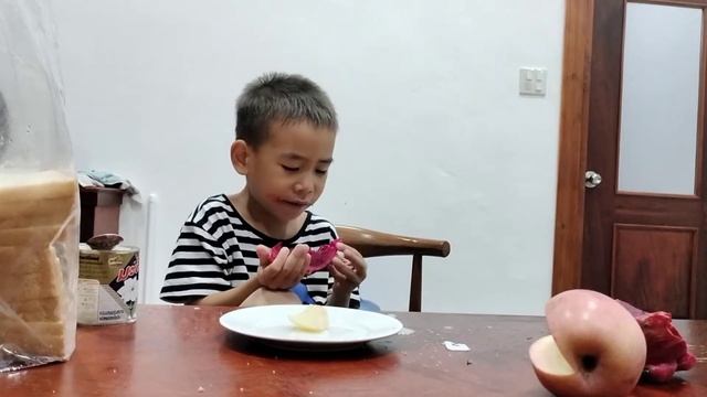 He likes to eat eat apple and dragon fruit 😋 🍑 #eating #kideating #eatfruit смотреть онлайн
