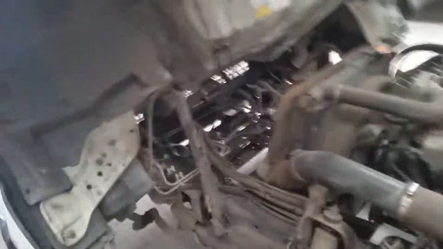 Isuzu NPR truck - lifting the cab for engine access смотреть онлайн