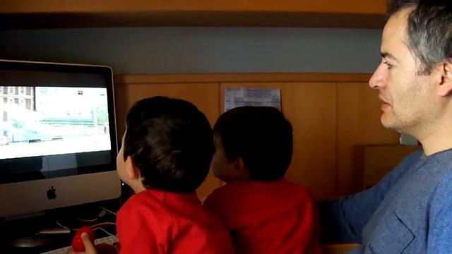 TWINS 2 YEARS OLD WATCHING TRILERS IN THE IMAC WITH DAD - FUNNY SITUATION смотреть онлайн
