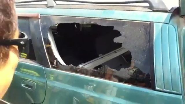 How to break car window with your fingers! смотреть онлайн