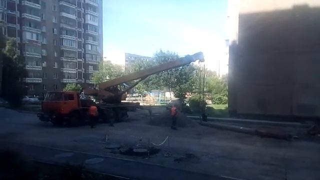 Краном ставят столб на новое место смотреть онлайн