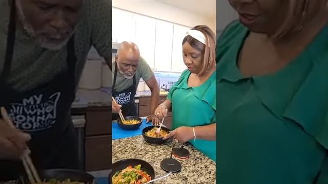Cooking With Greens Veggie Lomein and Apple pie dessert смотреть онлайн