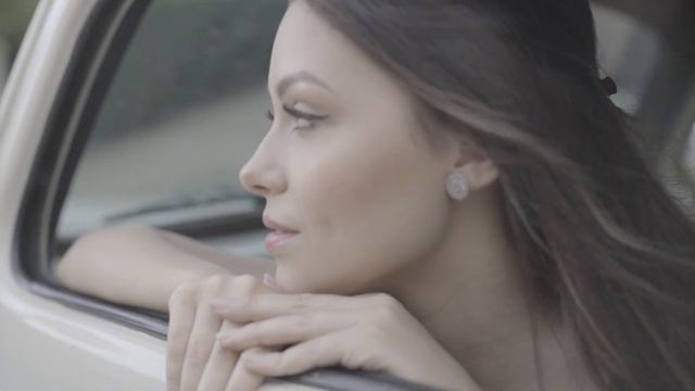 Beautiful Model woman looking out of a classic car window breathe taking смотреть онлайн