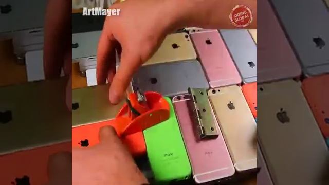 He is Building A Guitar Out Of Apple 107 iPhones!! смотреть онлайн
