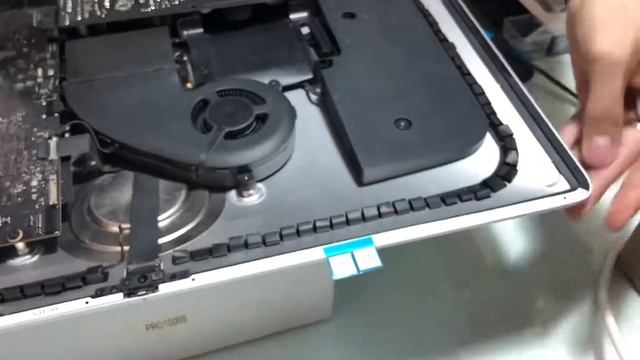 วิธีเปลี่ยน ssd iMac Slim จอบาง ซ่อมที่ร้าน Macup Studio โทร. 095-6565090 смотреть онлайн