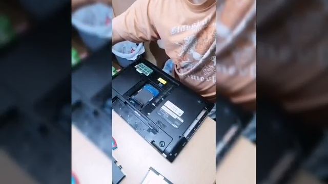 Upgrading my Samsung Laptop Sata HDD to Sata SSD Windows 10 смотреть онлайн