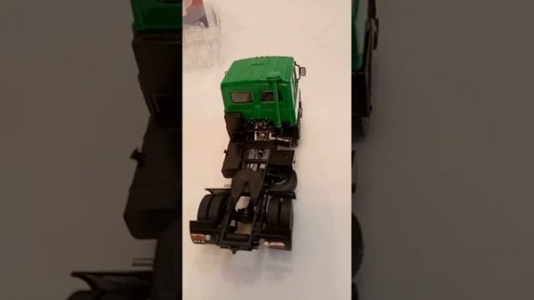 Коллекционная модель беларусского автомобиля МАЗ-5432 в масштабе 1:43.