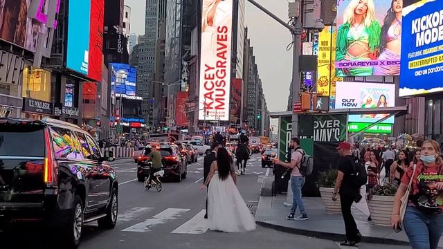 🇺🇲BIG APPLE Happenings | Time Square | 2 HORSES plus BRIDE and GROOM смотреть онлайн