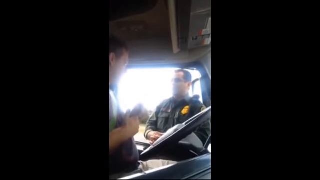 Sovereign Citizen Refuses to ID at Border Has Window Broken & Arrested! смотреть онлайн