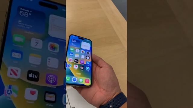 Checking out iPhone 14 Plus at the Apple Store смотреть онлайн