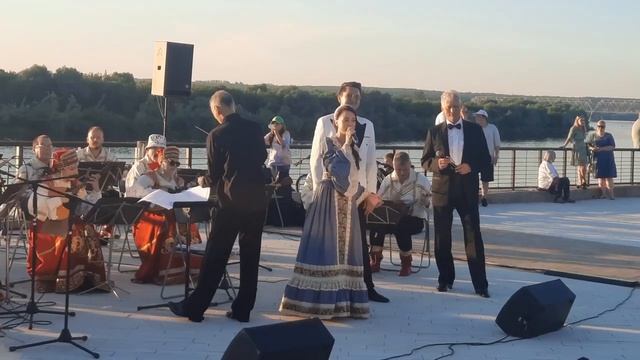 28 июня в городе Кашире на фестивале «Серебристые облака» выступил оркестр солистов «Русские Узоры» смотреть онлайн