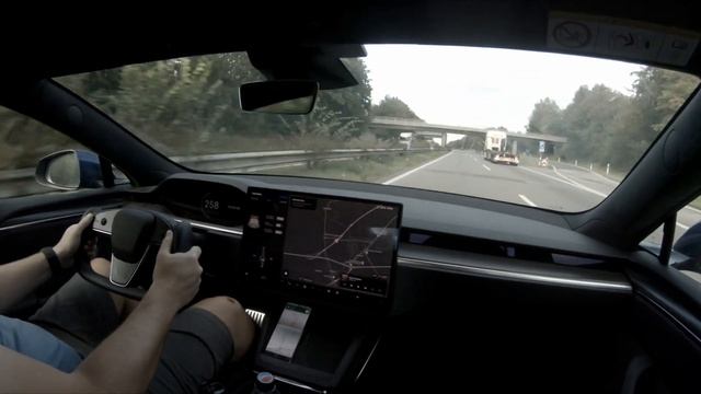Unmodified Tesla Model S Plaid top speed run in track mode on the Autobahn. смотреть онлайн