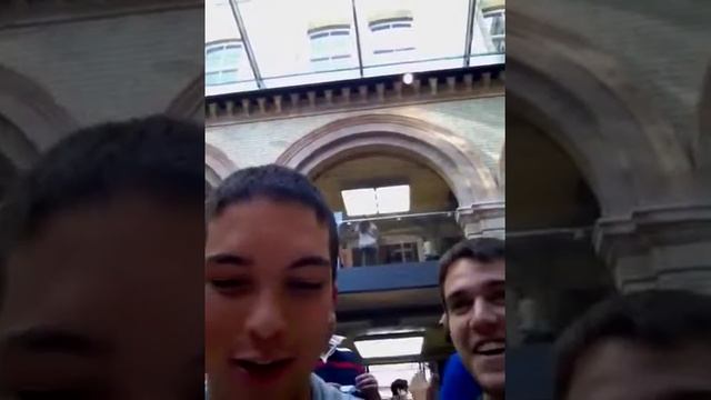 Carrasco y Chema London Apple Store смотреть онлайн