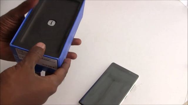 Hands-on With The Nokia Lumia 820 (Unboxing) смотреть онлайн