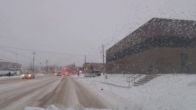 Snow ហេីយដេីរលេងតាមហាងខោអាវ Window shopping on a snow day USA смотреть онлайн