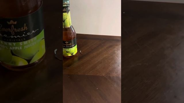 Fresh squeezed apple juice (Granny smith, Golden delicious, And Honey Crisp.) смотреть онлайн