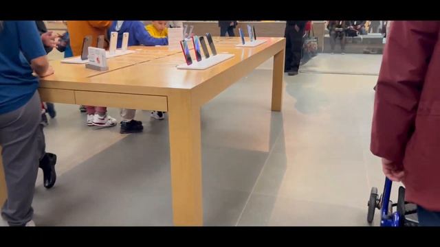 Sunday Suddenly At Shopping Mall ''Carrefour Laval'' Apple Store |