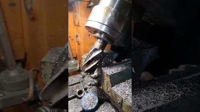 Фрезеровка в замедленной съёмке (SlowMo).