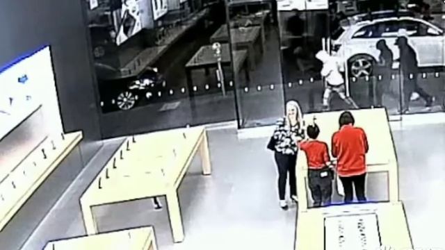 Apple store looted in 12 second in US | Apple store theft | смотреть онлайн