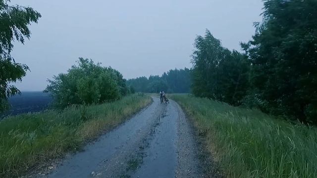 Велосипедисты попали в ураган в полях смотреть онлайн