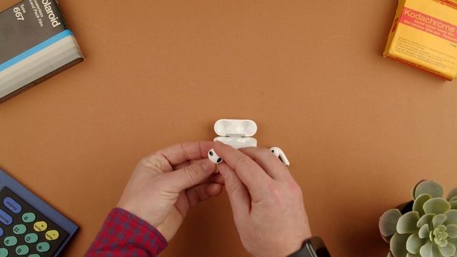 How to Insert and Remove the Apple Airpods from the Charging Case || Apple Airpods 3 смотреть онлайн