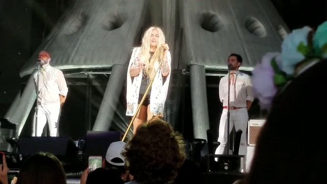 Kesha Praying - The Adventures Of Kesha & Macklemore