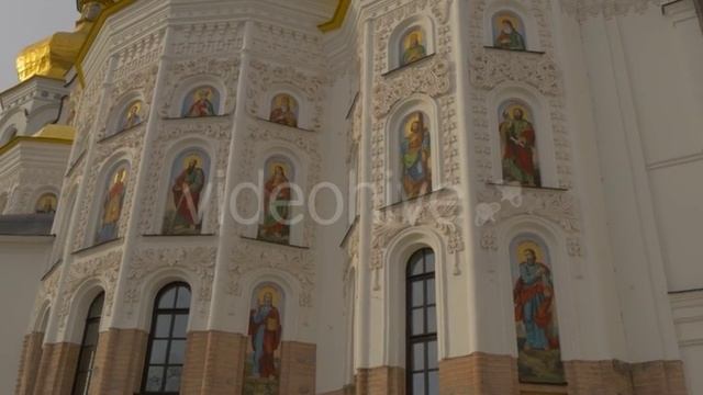 Towers Images in a Semicircular Windows White Walls and Golden Cupolas Dormition Cathedral Holy смотреть онлайн