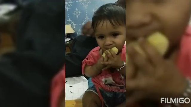 My sister Aayat is eating apple without teeth 😀😂🤣🤣 смотреть онлайн