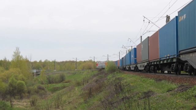 Электровоз 2ЭС6-722 "Синара" с контейнерным поездом. смотреть онлайн