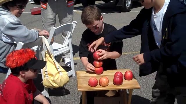"Hey! You Up There!" - Gavin! Stacks Apples! смотреть онлайн