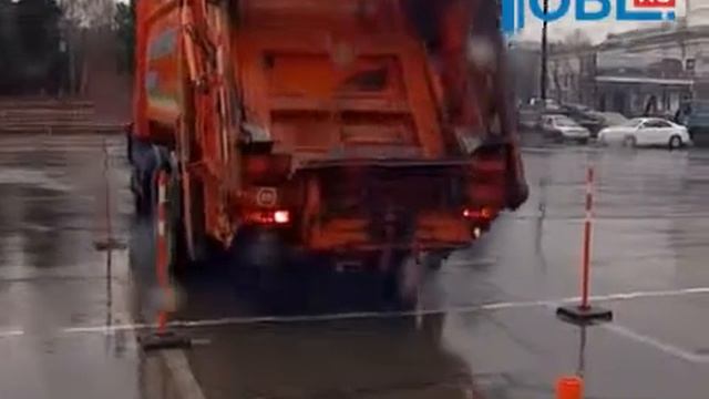 Победитель дефиле мусоровозов провез на бампере ведро с водой смотреть онлайн