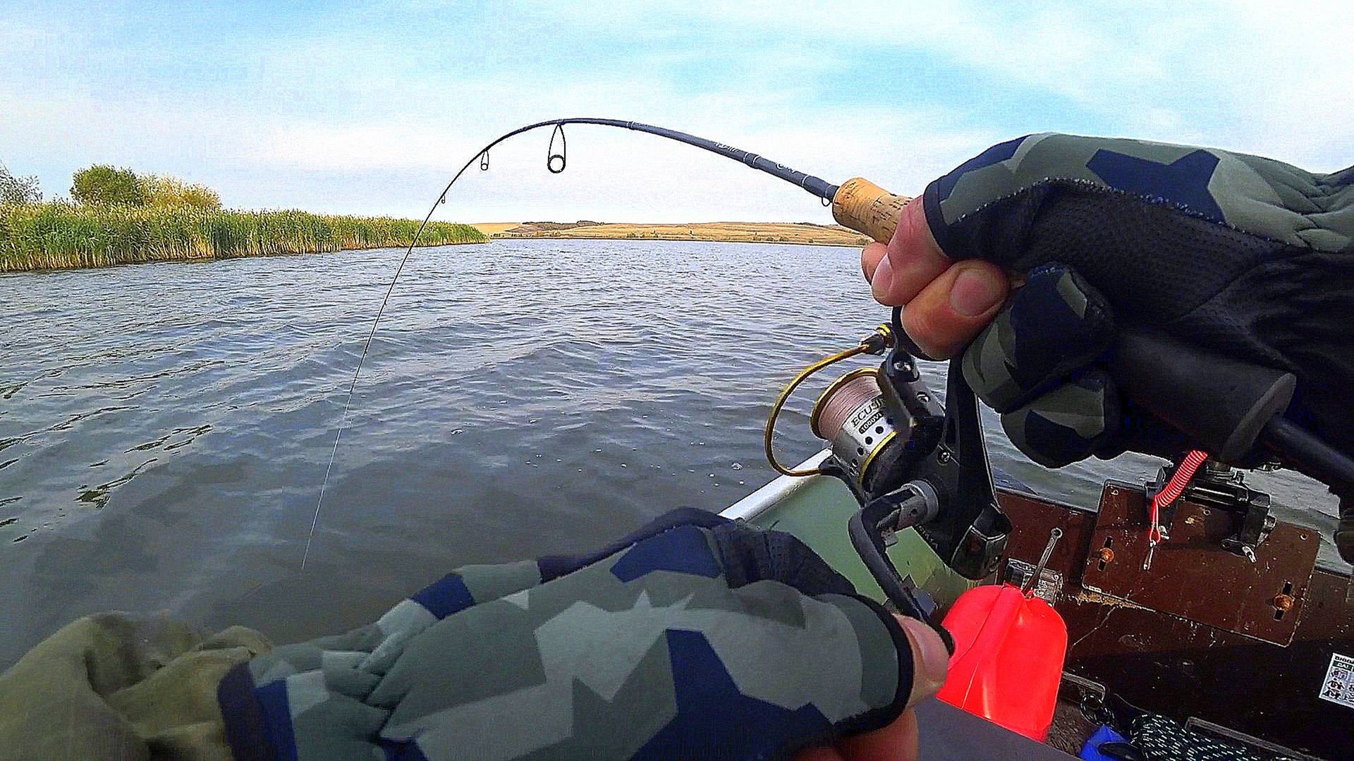 Странная рыбалка на спиннинг! Крупный окунь на Тейл-спиннер смотреть онлайн