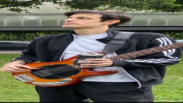 Teaching The Rock How To Play BASS смотреть онлайн