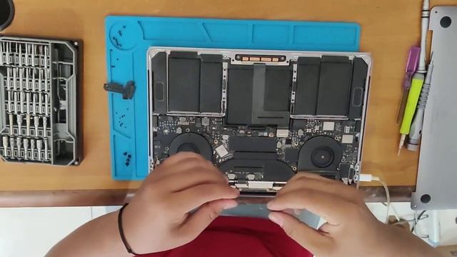 Macbook Pro 13 inch A2251 LCD Replacement смотреть онлайн